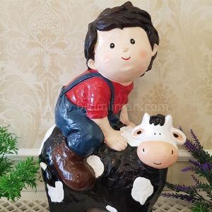 İnek Üzerinde Çocuk Heykeli
